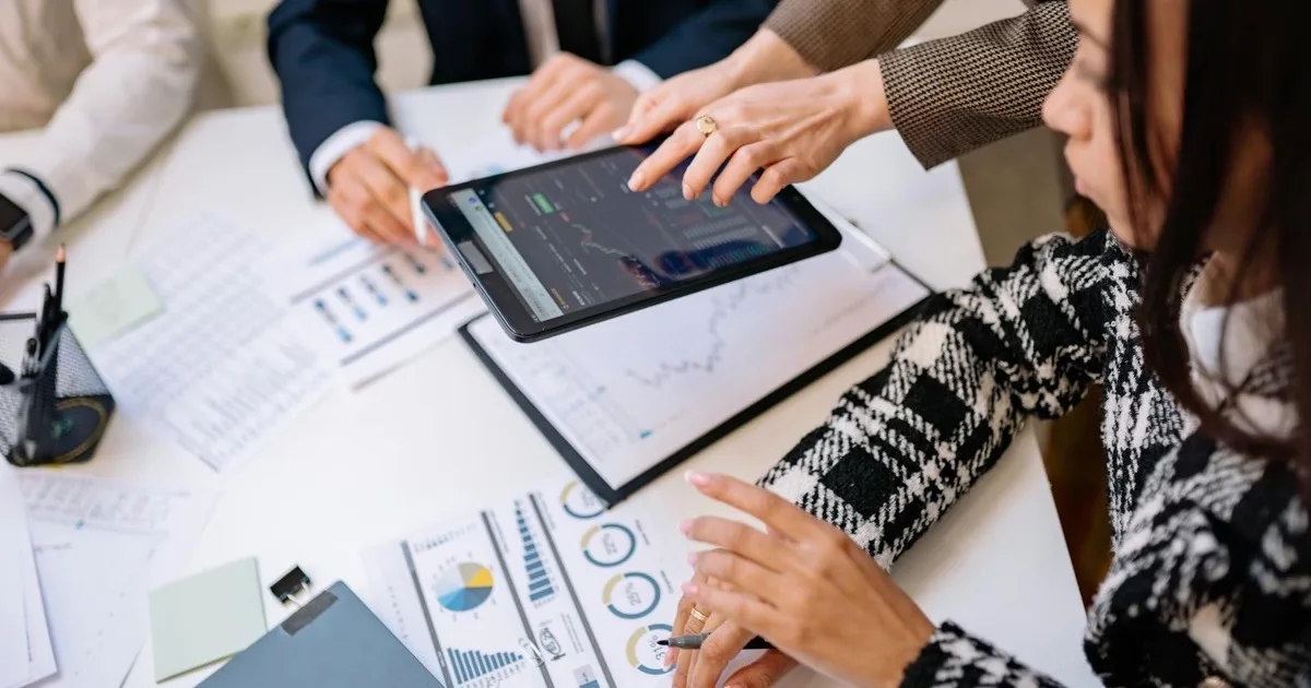 Co-managed IT pairs your in-house staff with outside expertise Internal IT staff collaborating with a managed services team