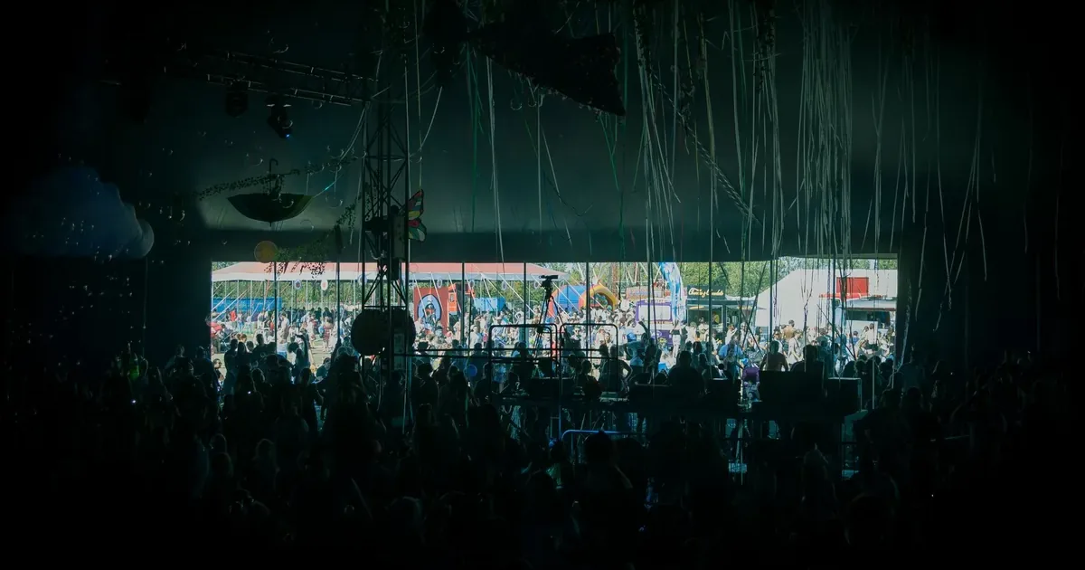 Outdoor events concentrate crowds and valuables into a site with no permanent cameras Outdoor event crowd that requires temporary surveillance