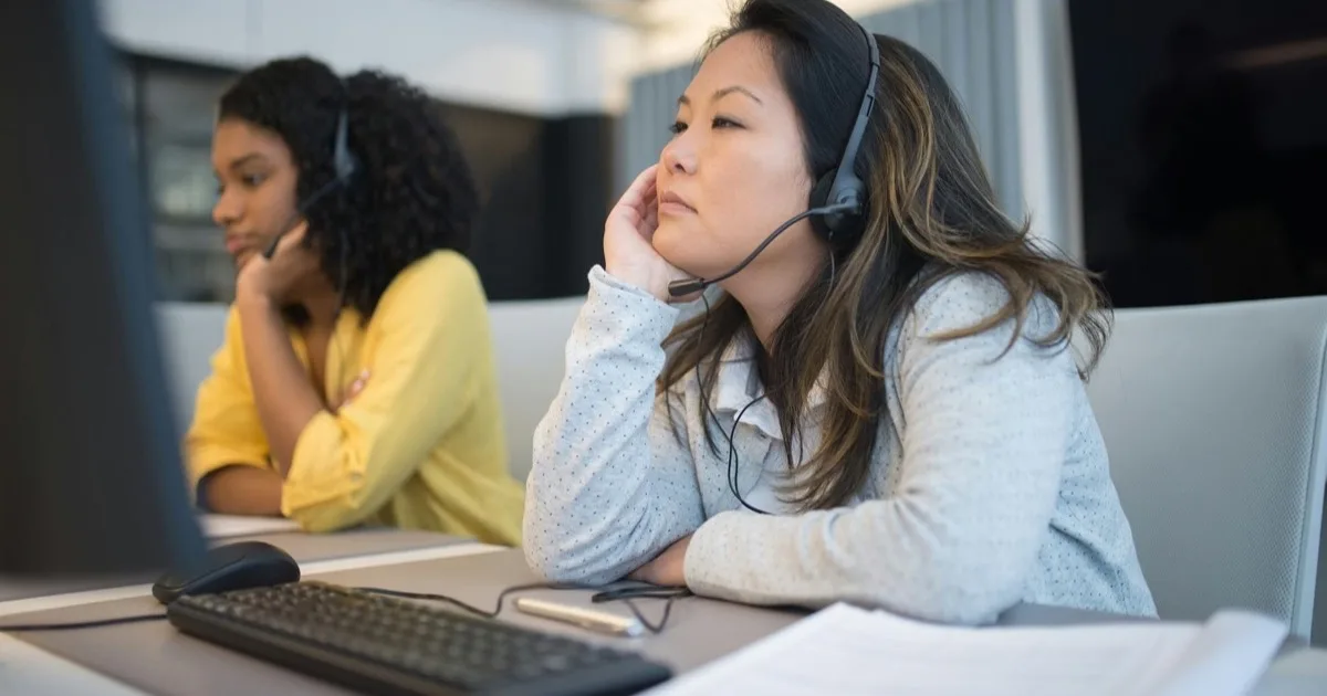 Responsive IT support keeps Los Angeles businesses productive IT support technician helping a Los Angeles business user